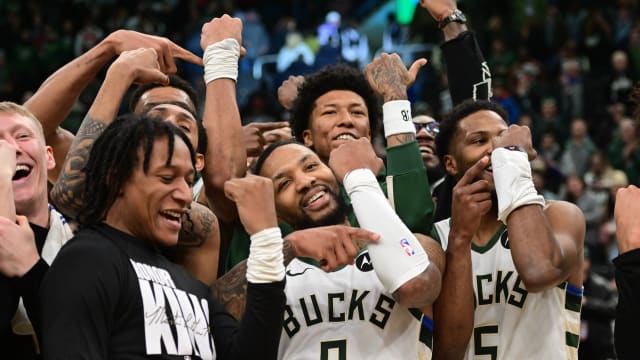  Milwaukee Bucks guard Damian Lillard (0) celebrates with teammates 